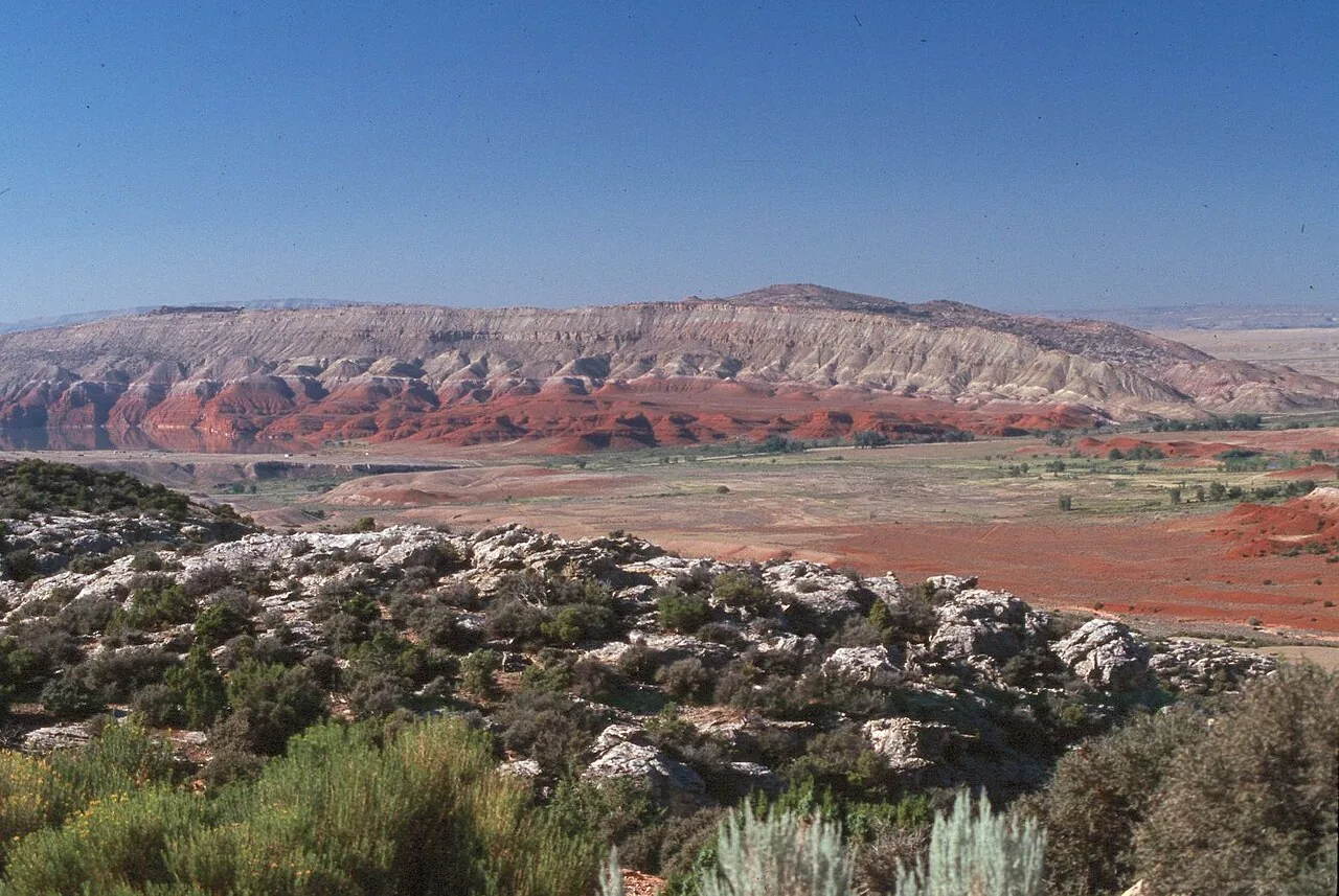Open Mojave desert landscape between Las Vegas and Sedona