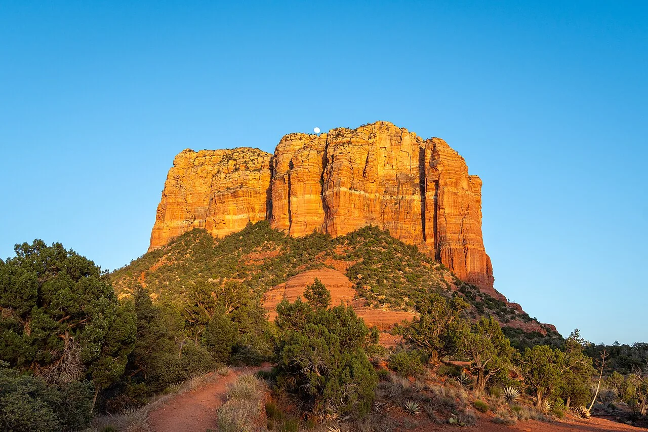 Courthouse Butte, the broad red-rock mass beside Bell Rock near Sedona