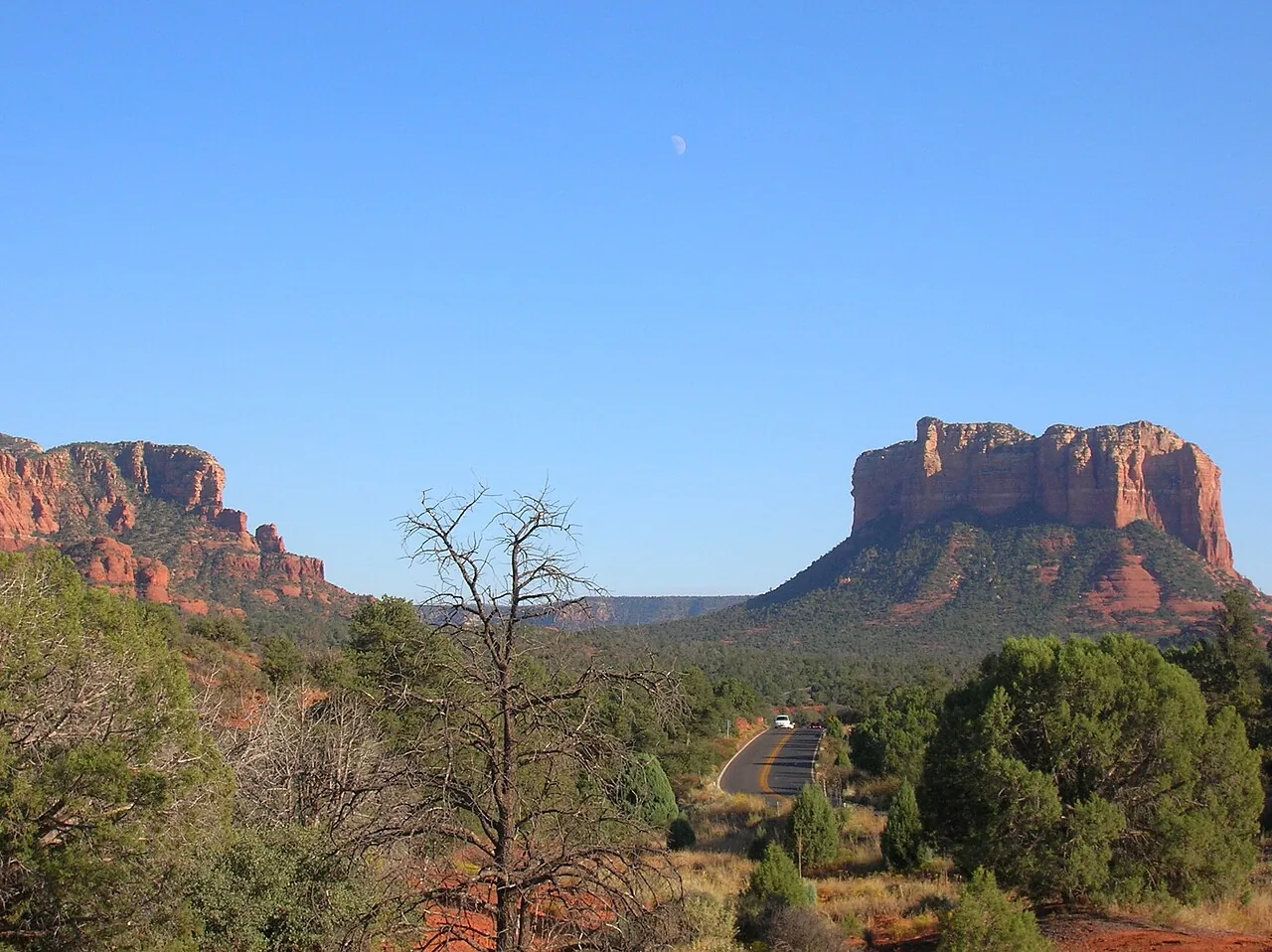 Cathedral Rock reflected in Oak Creek at Red Rock Crossing, reachable via the easy Baldwin and Templeton trails