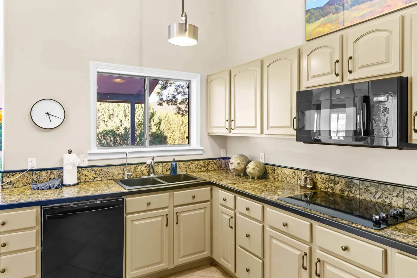 Fully equipped kitchen with bar seating
